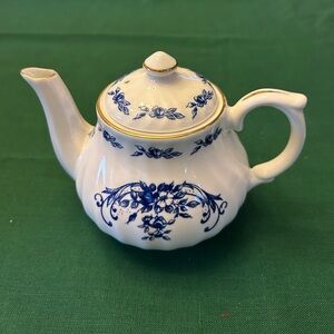 Small Carpentree vintage teapot